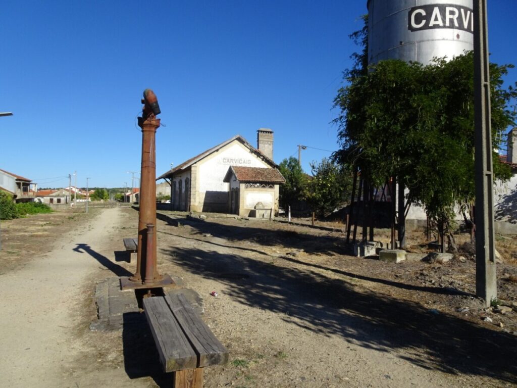 Voormalig station van Carviçais met waterpomp en watertank