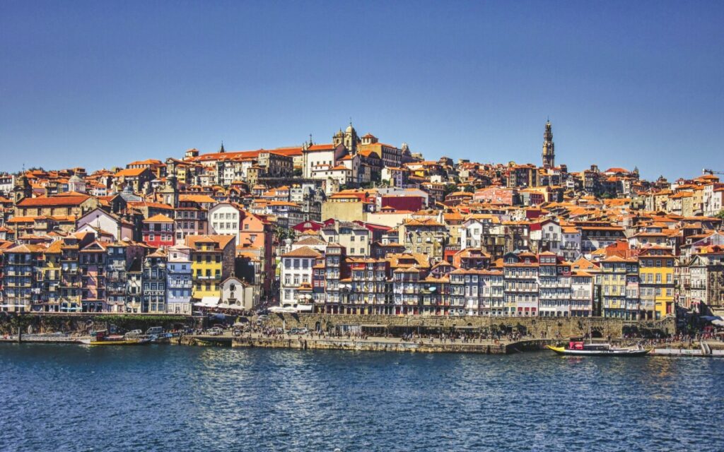 Zicht op de stad Porto vanaf de overkant van de rivier de Douro in Portugal.