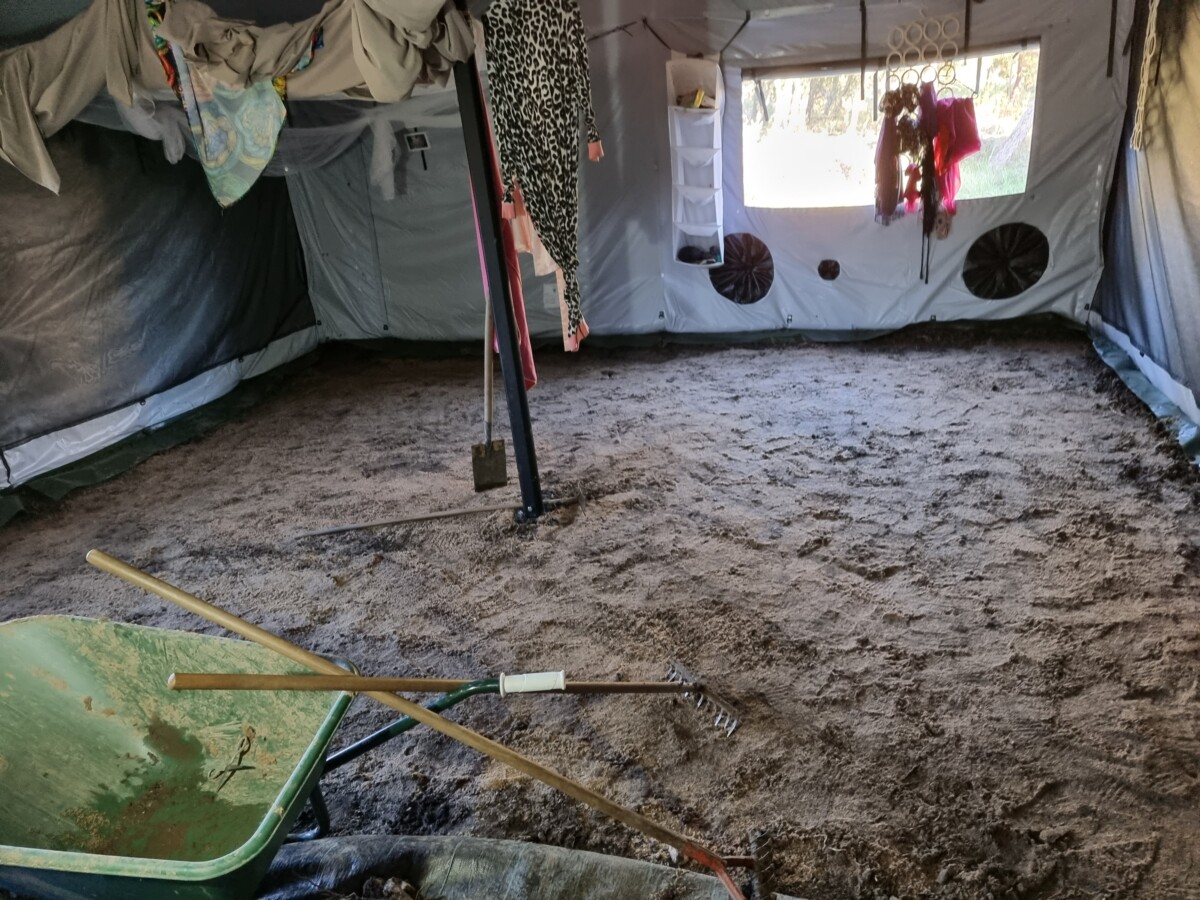 de vloer van de tent provisorisch waterpas gemaakt met wat zand 