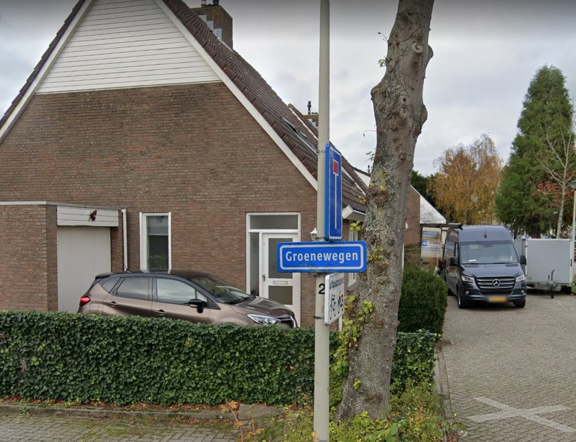 Straatnaam bord 'Groenewegen' duidelijk zichtbaar in een typische Nederlandse woonwijk.