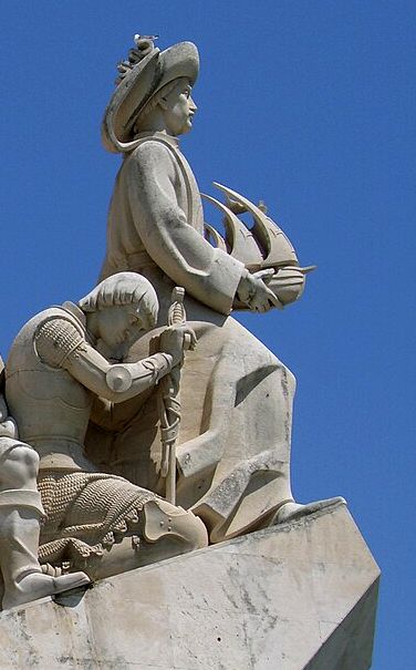 Hendrik de Zeevaarder kijkt uit over zee op het Padrão dos Descobrimentos in Lissabon