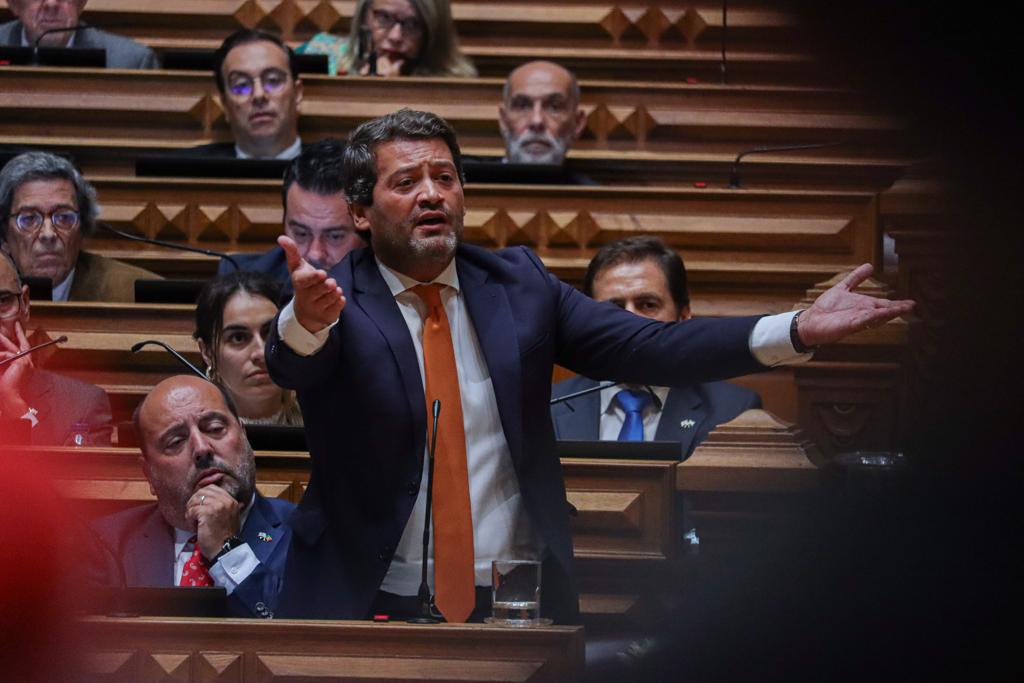 André Ventura, oprichter en leider van politieke partij CHEGA, in het Portugese parlement.