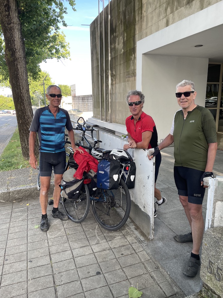 De tocht is voltooid, drie fietsers