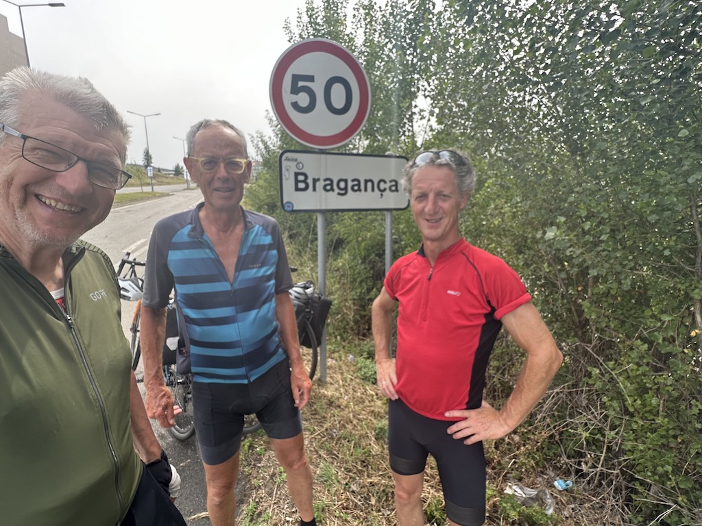 Drie fietsers bij verkeersbord Bragança