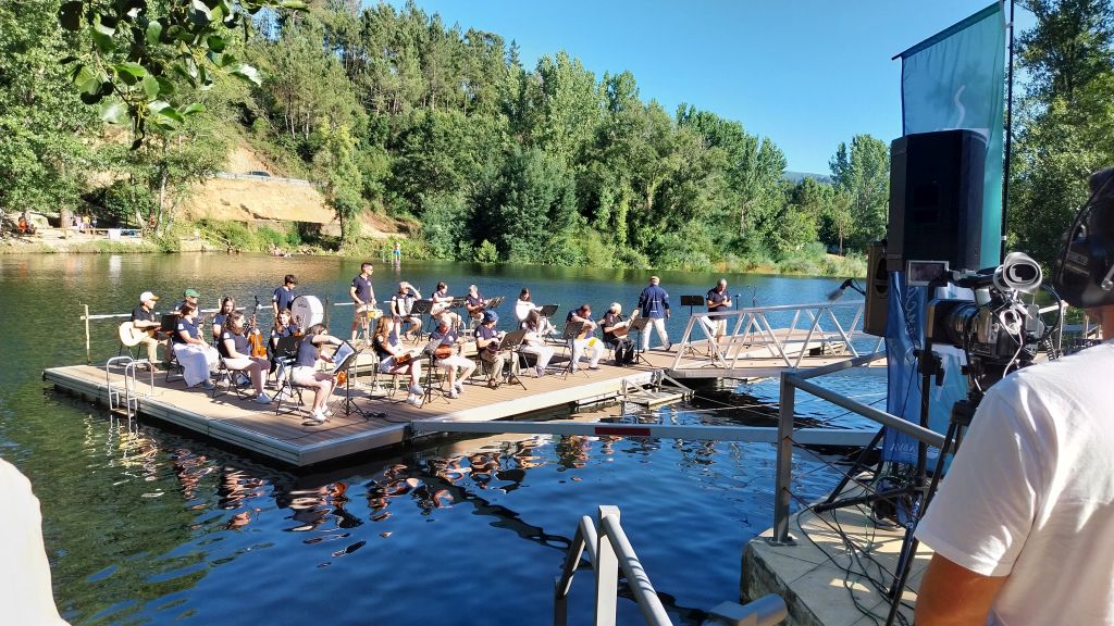 Portugees Tuna-orkest op ponton op de rivier de Alva