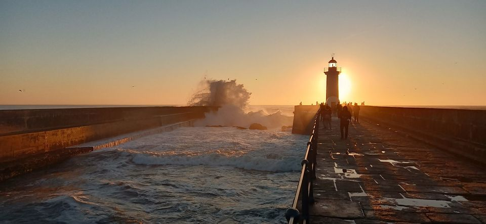 Woeste golfslag aan de kust bij Porto.