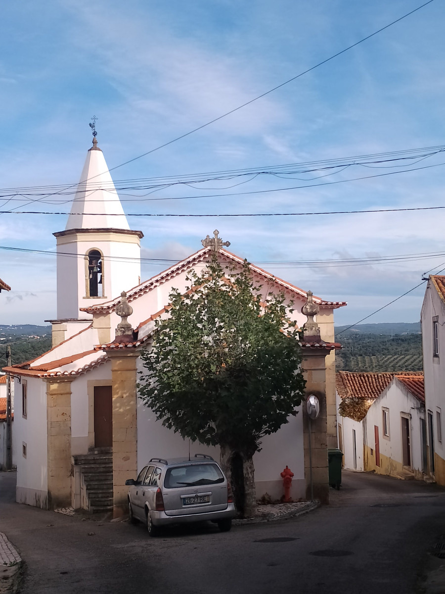 Kerkje in een Portugees dorp