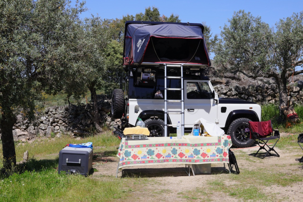 Jeep omgebouwd tot kampeerauto, in de Alentejo in Portugal.