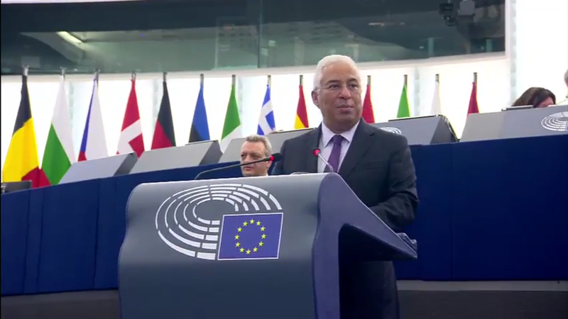 Voormalig Portugees premier António Costa achter een spreekgestoelte met de EU-vlag erop.