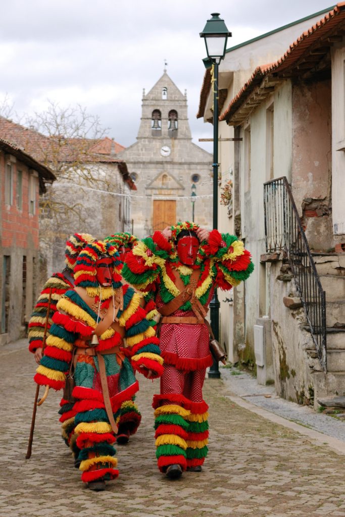 Caretos in vol ornaat. Foto Rosino.