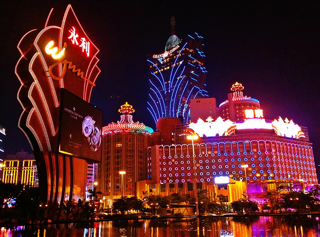 Het Casino Lisboa en op de achtergrond Grand Lisboa. Foto: Brenden Brain