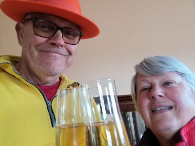 Gerard en Elly Bos in Portugal met twee glazen bier