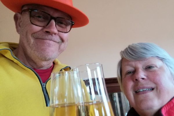 Gerard en Elly Bos in Portugal met twee glazen bier