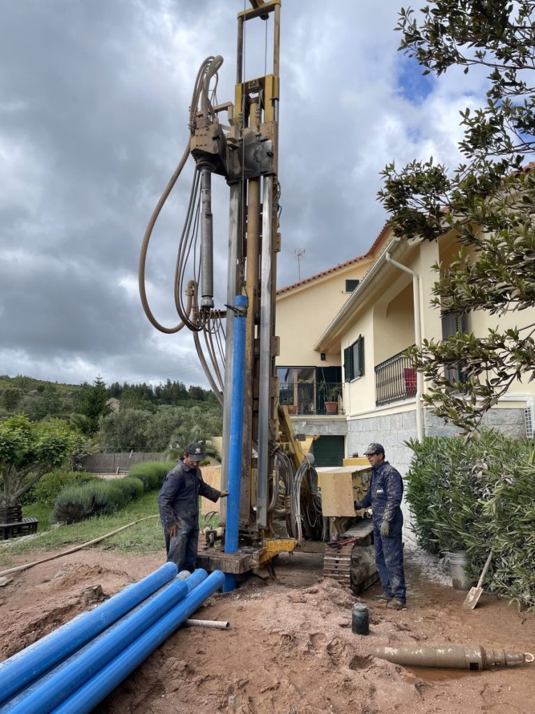 Blauwe buizen en een grootgrondverzetmachine, in Portugal.