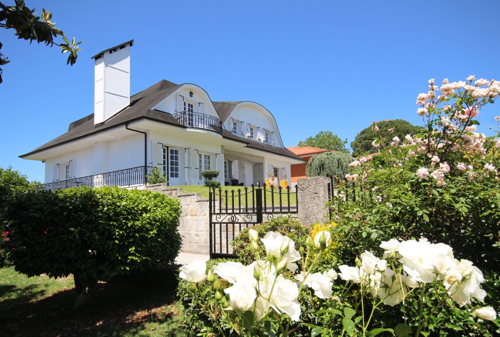 Witte villa tegen een straalblauwe lucht in Portugal