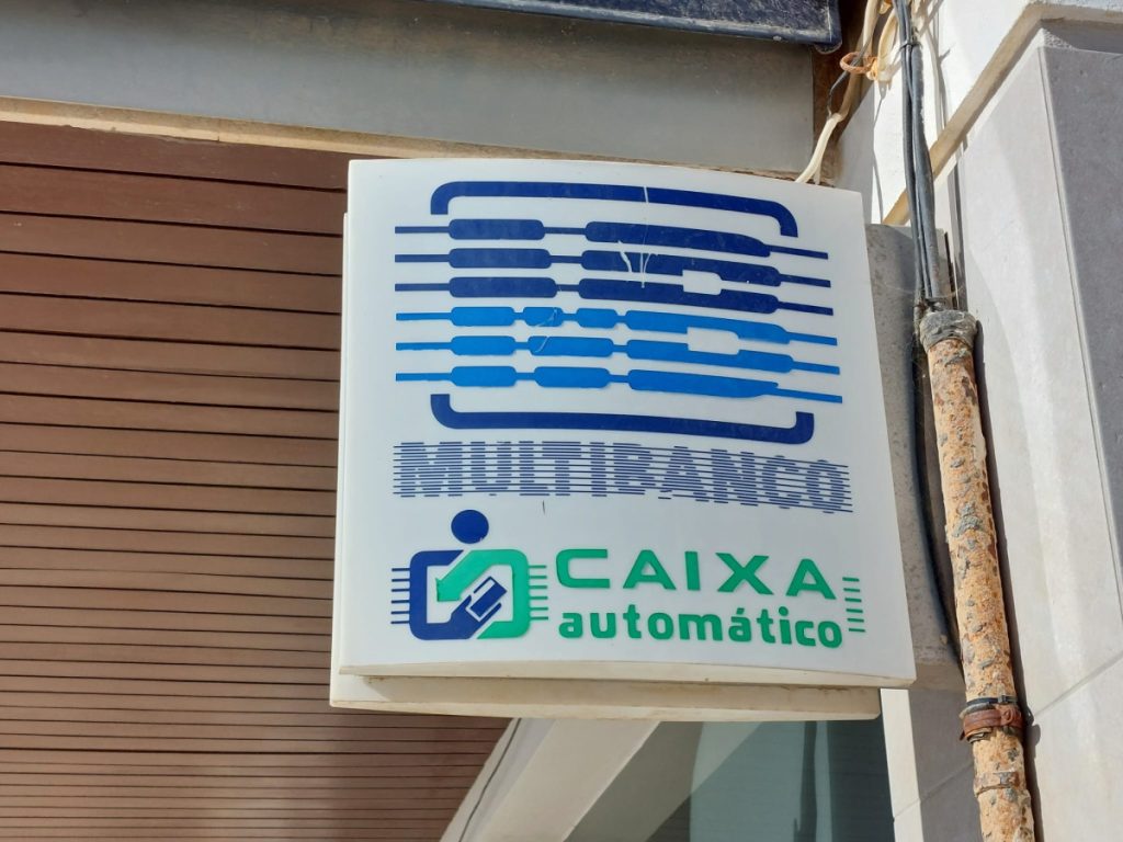 Bord wat je vaak bij de Multibanco geldautomaat in Portugal ziet hangen aan de muur